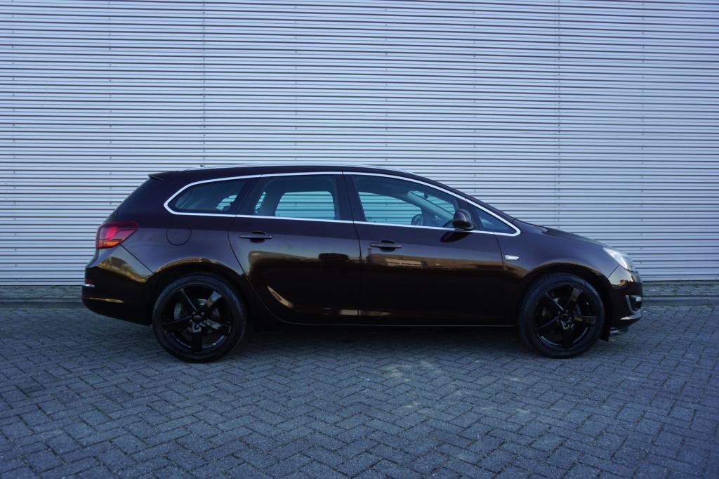 Opel Astra sports tourer 1.4 turbo sport + climate / navi / cruise / camera