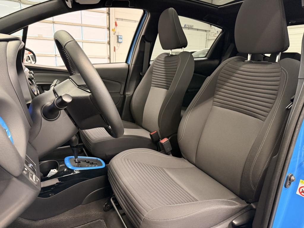 Toyota Yaris 1.5 hybrid skyblue edition