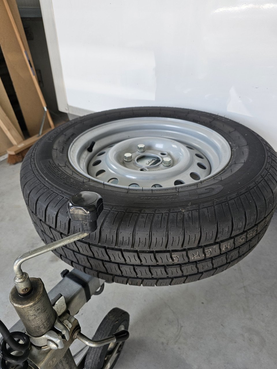 Trailer van 2018, opbouw 4 meter, zo goed als nieuw.
