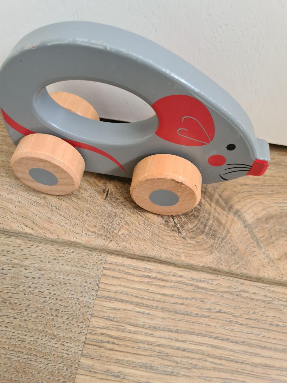 Houten muis op wielen, een klassiek duwspeeltje