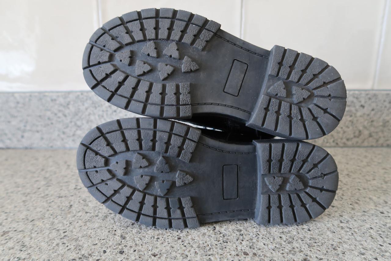 Kinderlaarsjes/veterboot, in prima staat, zwart met ritsje in maat 30.