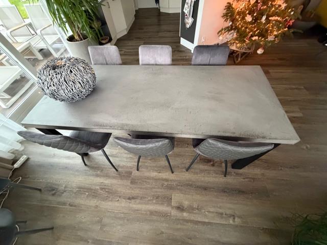 Eetkamertafel met 6 stoelen