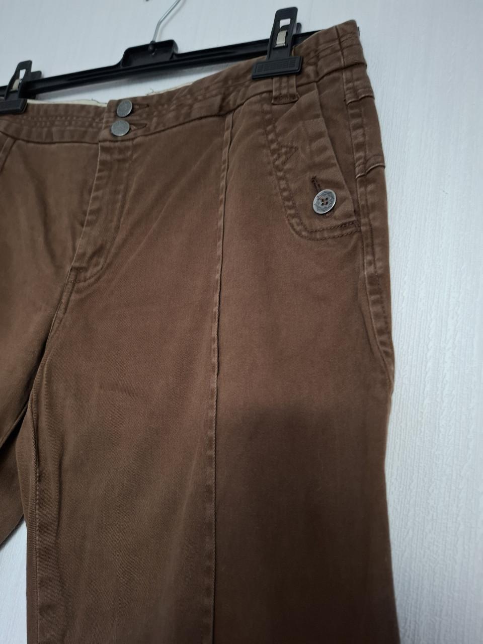 Didi broek met dubbele riemlussen en knoopdetails. Bruin. Maat 44