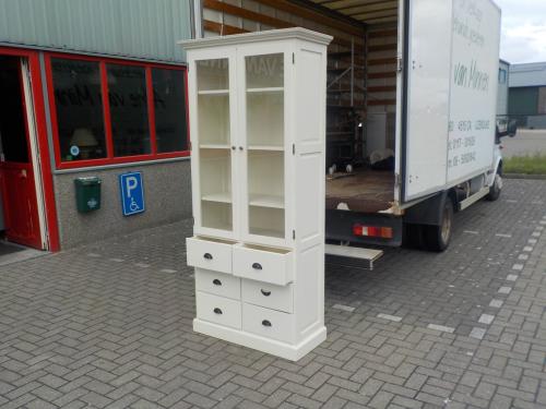 Mooie kwaliteit hoge massieve vitrine kast met een verhaal