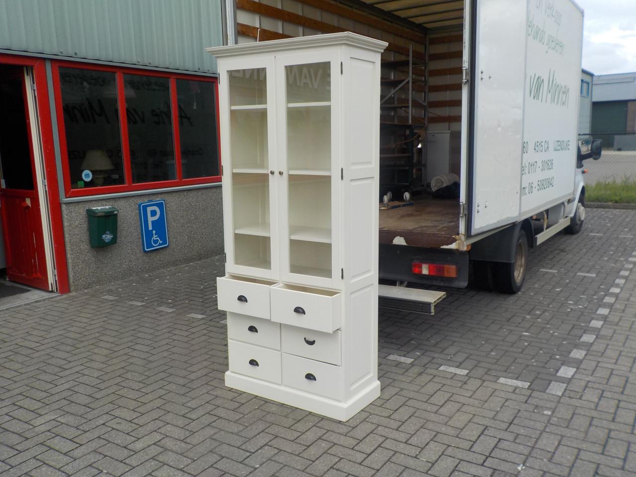 Mooie kwaliteit hoge massieve vitrine kast met een verhaal