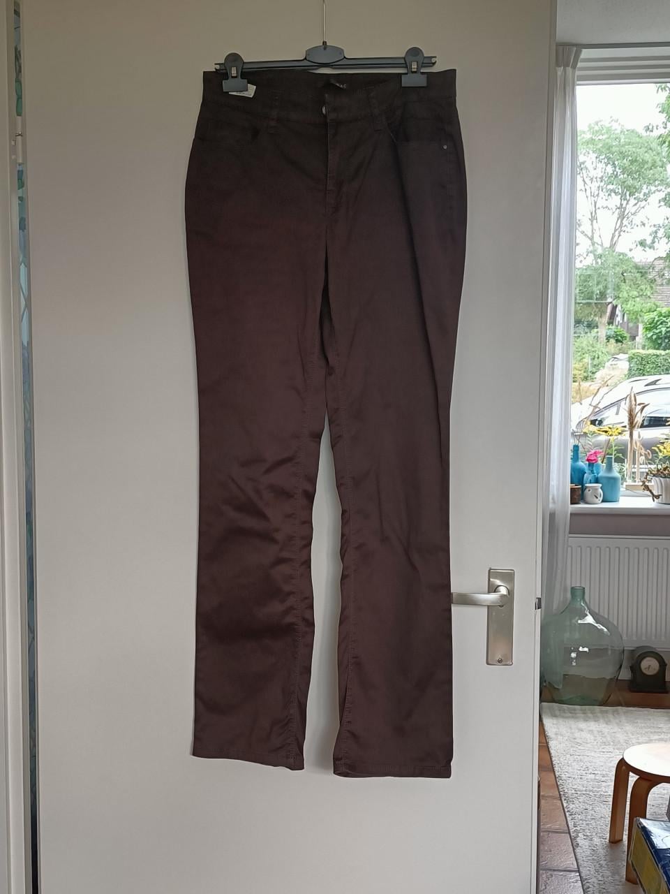 Mooie diep donkerbruine broek van het merk Mac. Zo goed als nieuw. Maat 40.