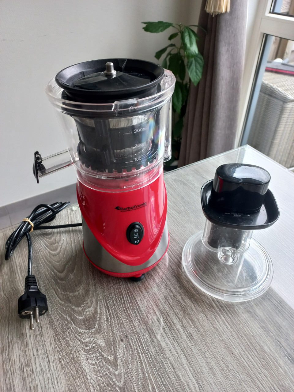 Turbotronic Slowjuicer  220V-240V-50/60Hz  Vermogen: 300W  Centrifugesnelhe