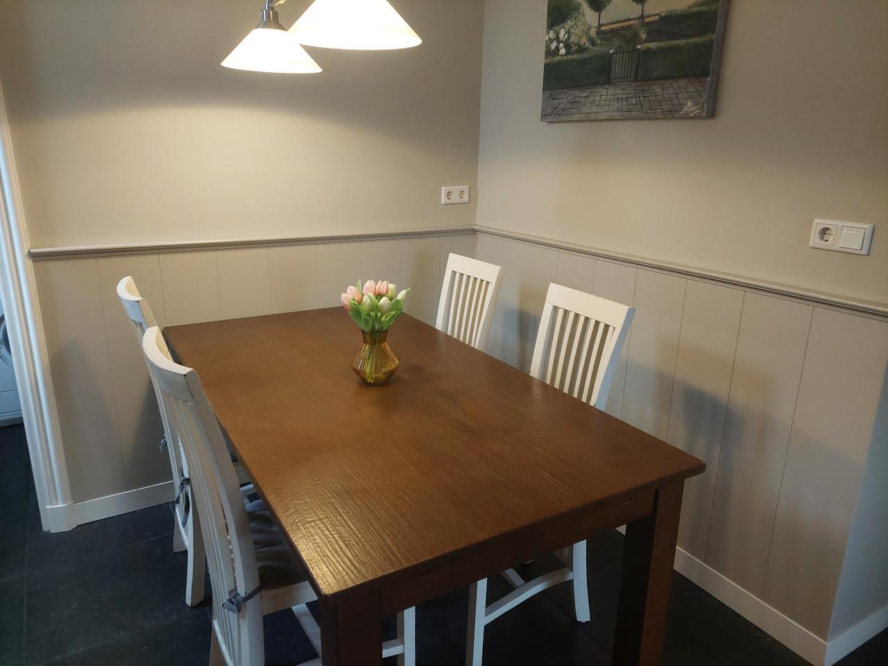 Prachtige eiken eetkamertafel met aansteekblad en stoelen