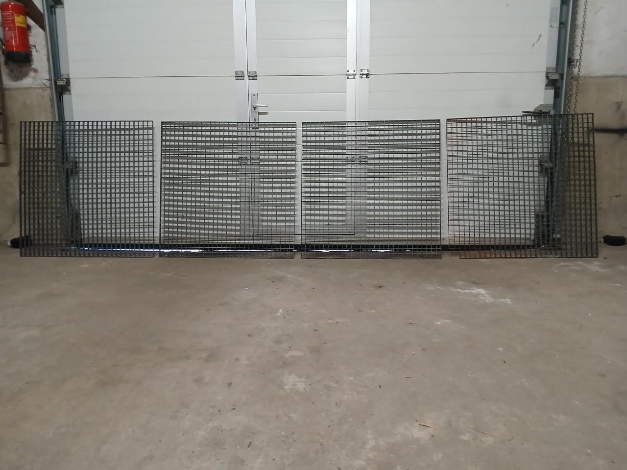 4 stalen roosters staptegels, loop of rijplaten.