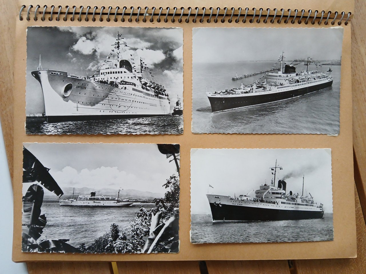 Plakboek met oude scheepfoto's