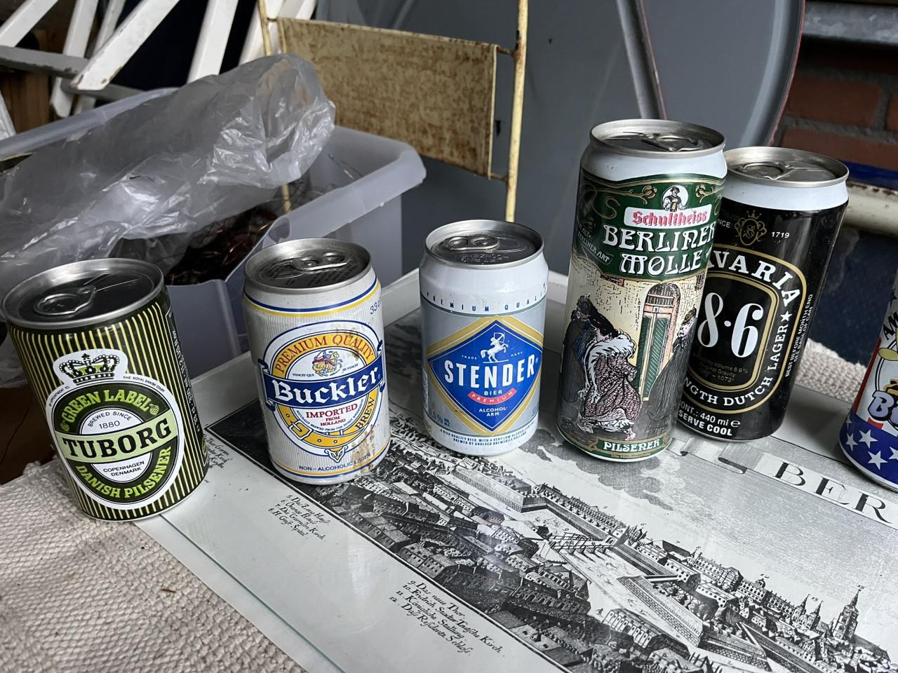 Volle bierflesjes en blikjes