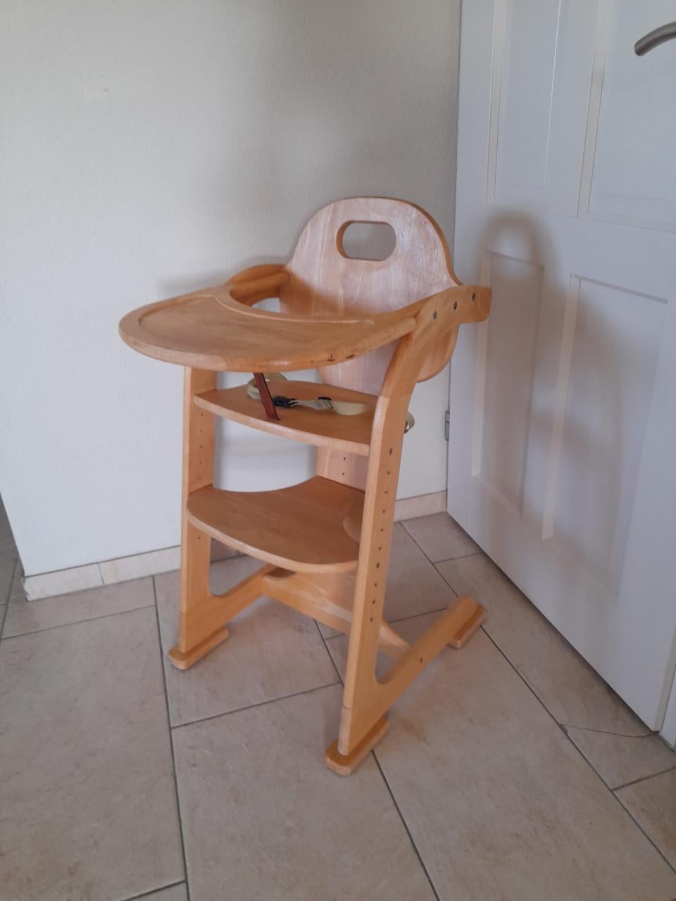 Houten meegroei / kinderstoel  (in goede nette staat)