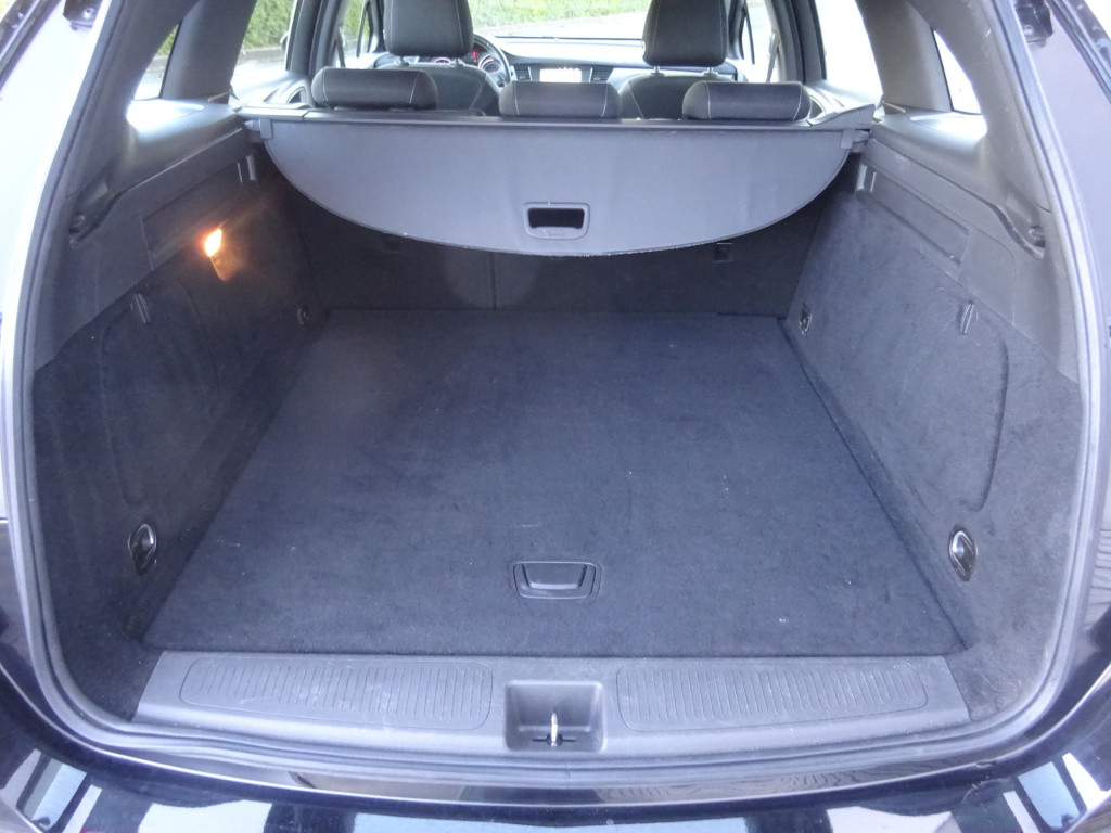 Opel Astra sports tourer 1.2 business edition navi / trekhaak / cruise cont