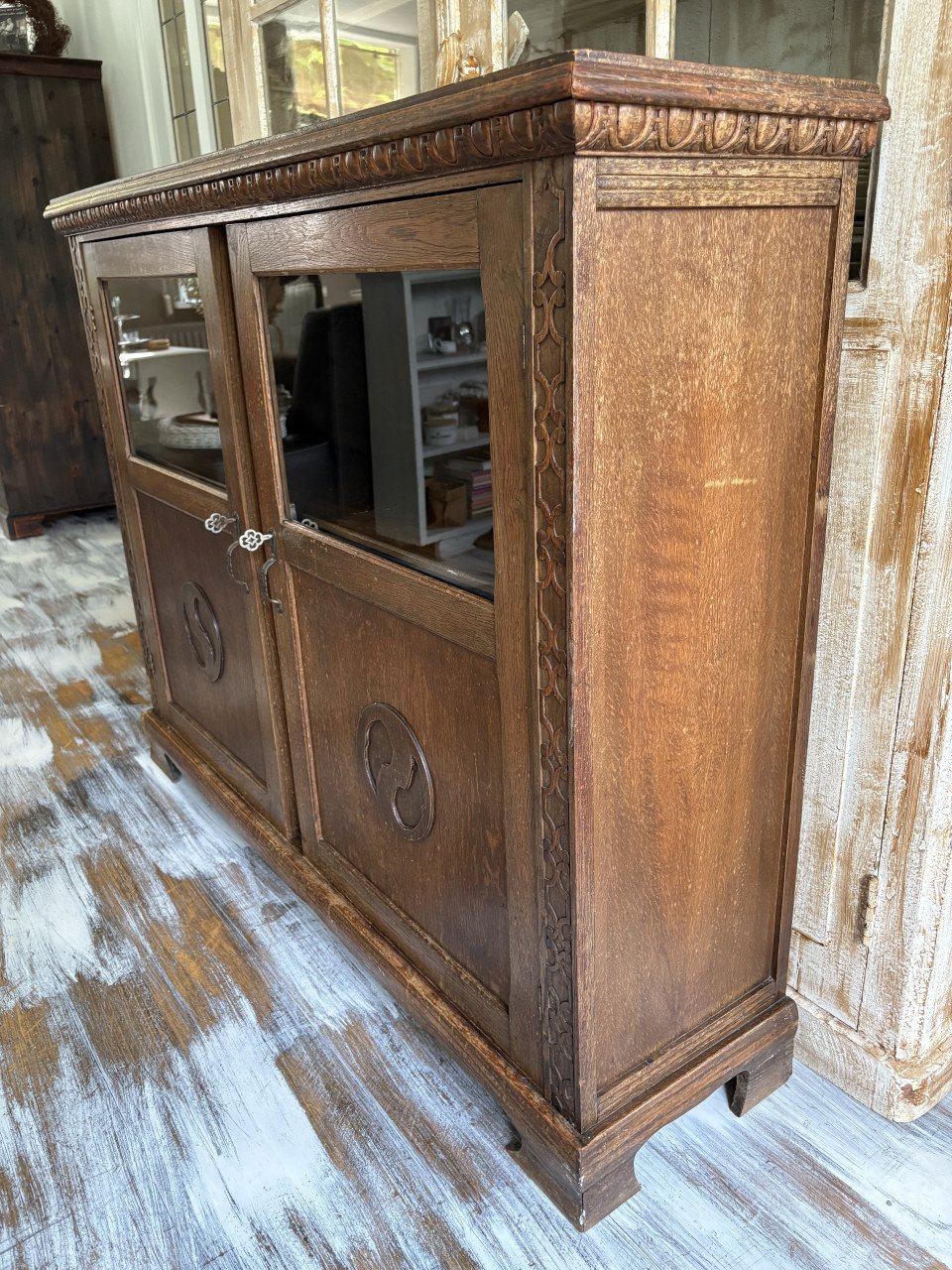 Oude kast met 2 deuren