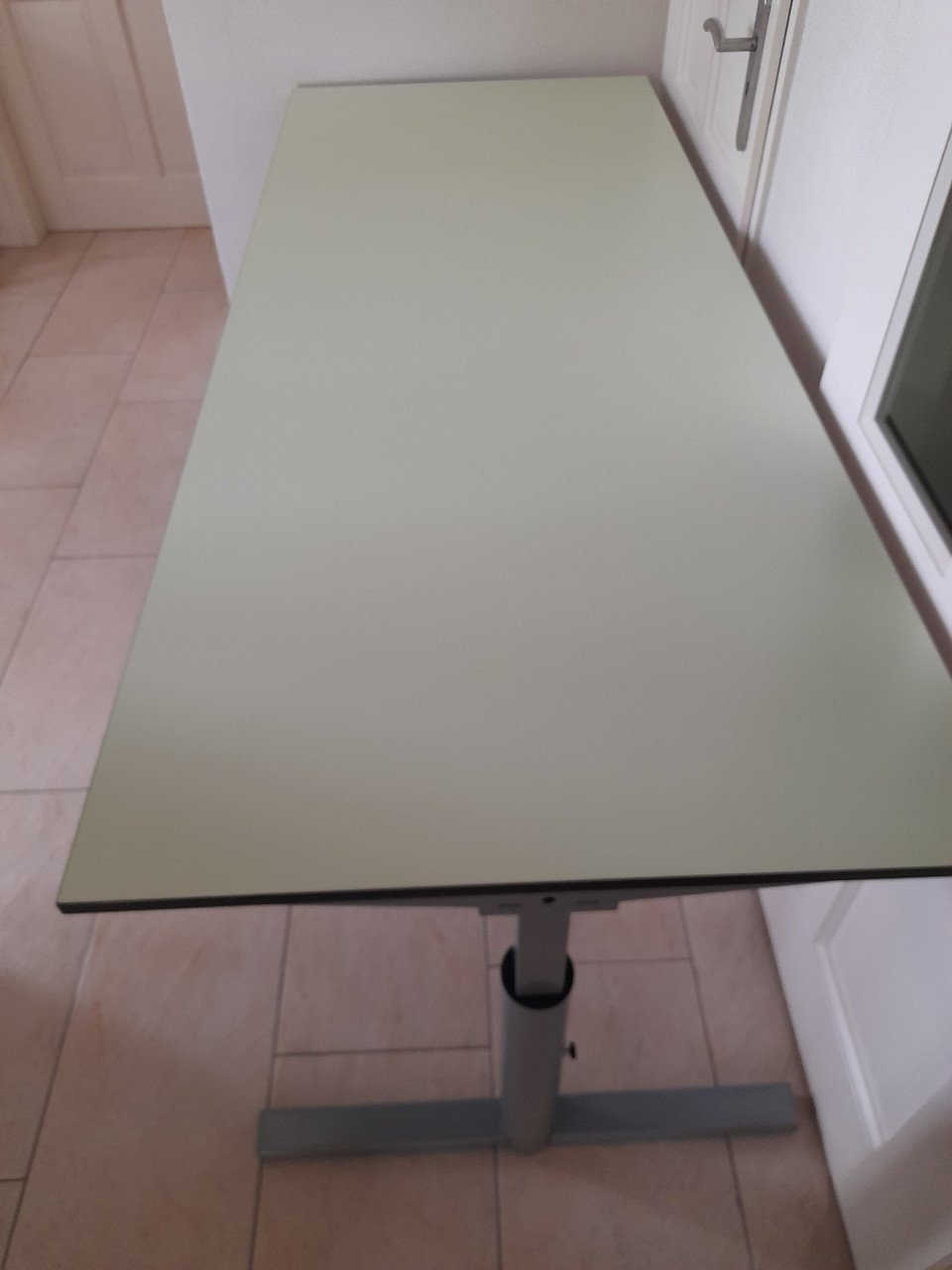 Mooi stevig in hoogte verstelbaar Bureau  (80 x 200) in goede staat )