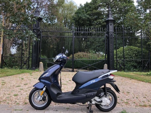 Te Koop Piaggio New Fly 2013 zeer nette staat.Blue Kleur