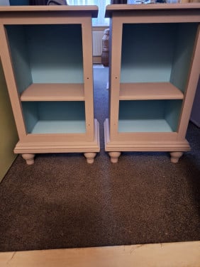 2 open nachtkastjes