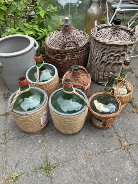 Oude wijnflessen in mand