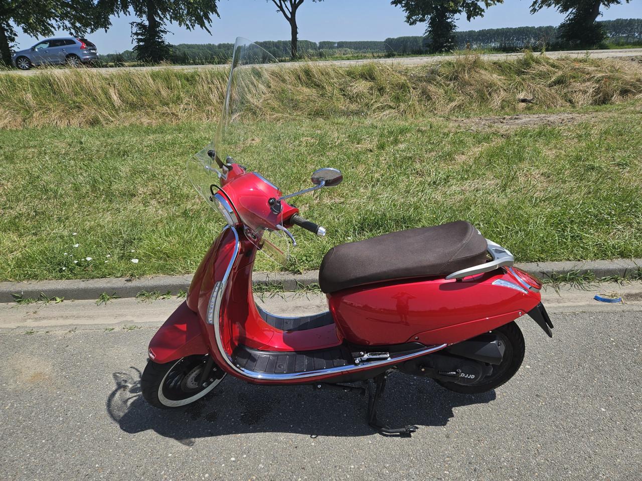 DJJD AVANTGARDE SCOOTER met 2361 km !