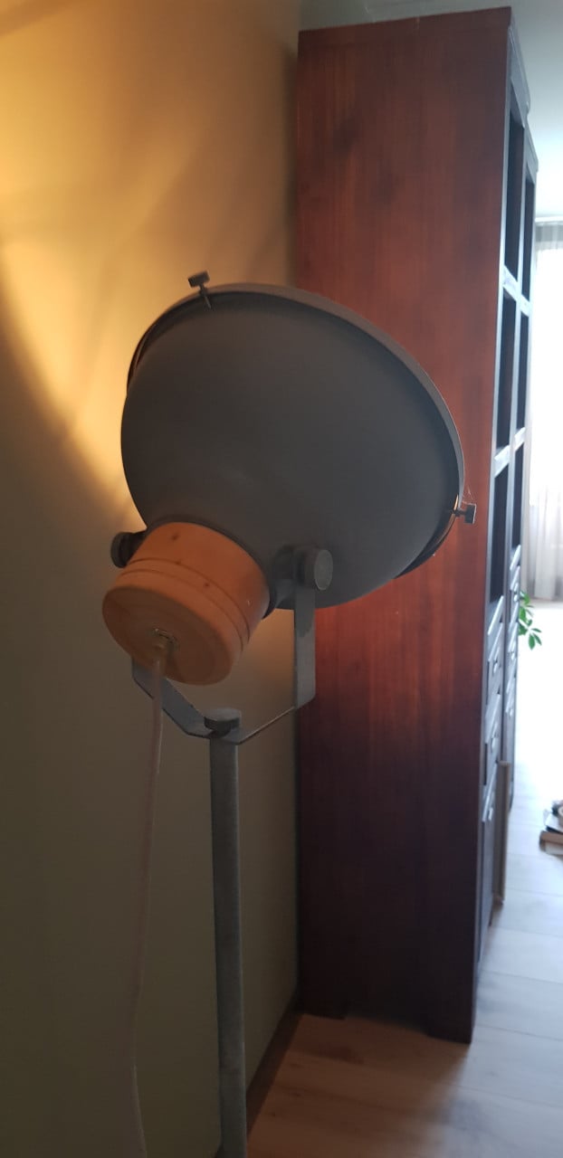 Inboedel: boekenkasten, eettafel, fauteuils, hanglampen, vloerlamp