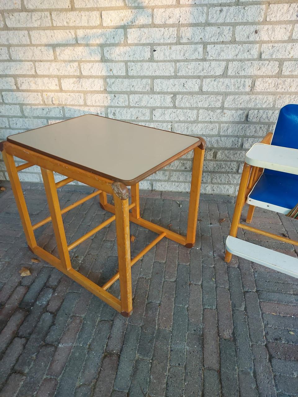 Leuke kinderstoel met tafeltje ( past in elkaar)