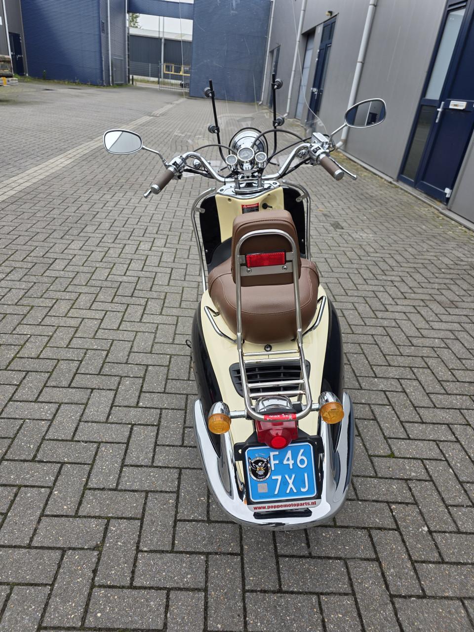 MC Meerman  Classics bied aan zeer mooie AGM Grande retro scooter