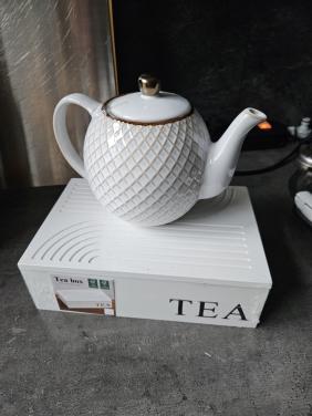 Nieuwe theepot en witte bamboe theedoos in een koop...