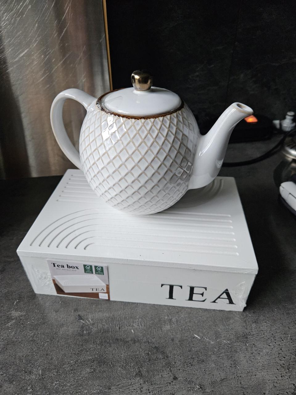 Nieuwe theepot en witte bamboe theedoos in een koop...