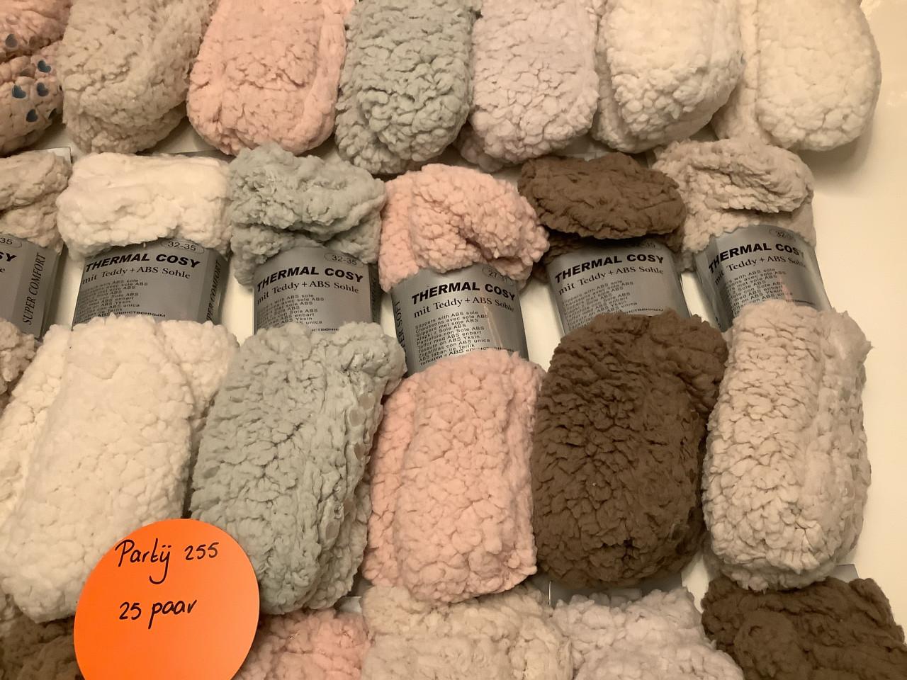 Partij super dikke kinder fluffy sokken met antislip. ( partij 255)