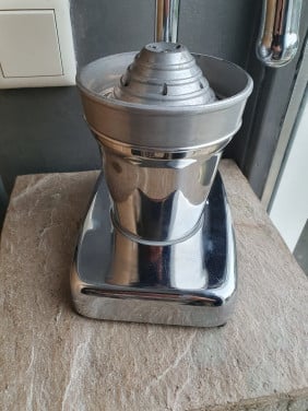 Leuke grote vintage handmatige citruspers van zwaar RVS....