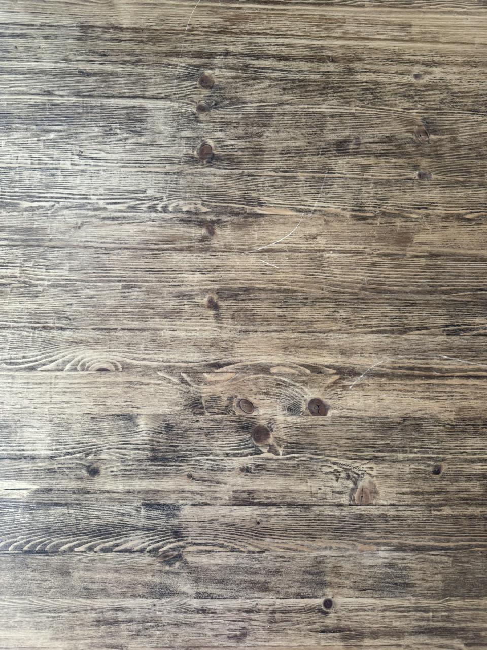 Robuuste eettafel met metalen poot