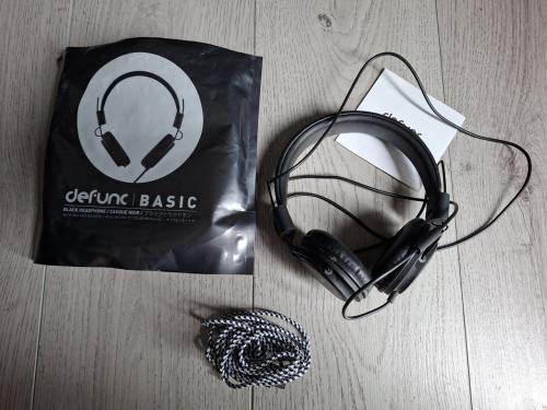 Koptelefoon, oplaadkabel en laptoptas