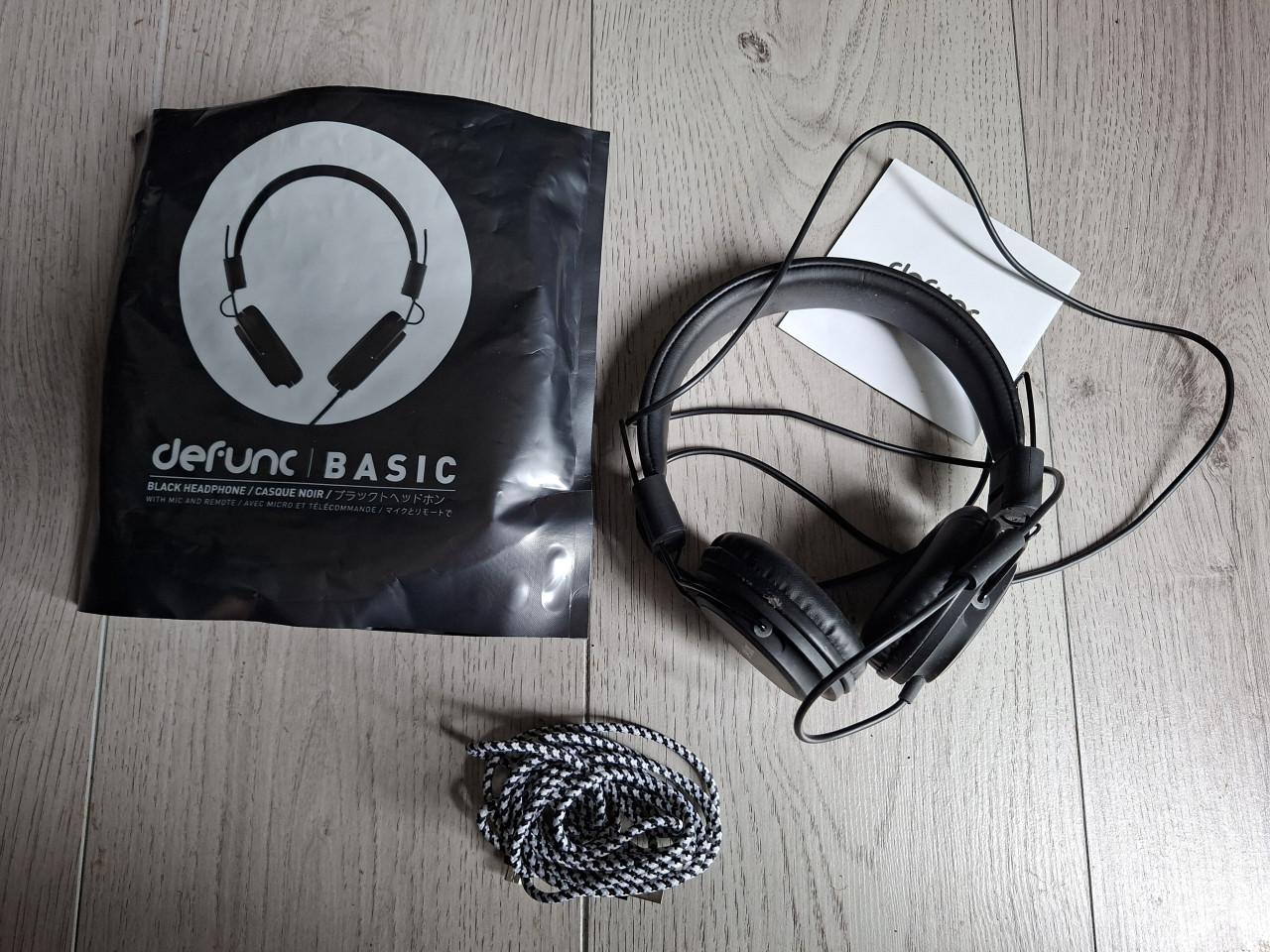 Koptelefoon, oplaadkabel en laptoptas