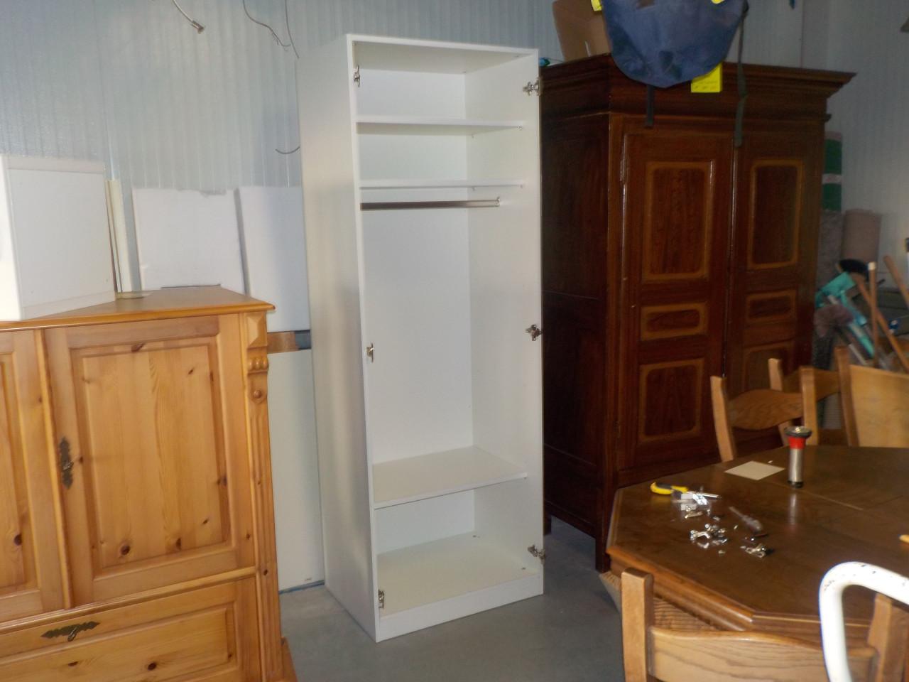 Mooie kwaliteit hoge kleer/hangkast in zeer goede staat