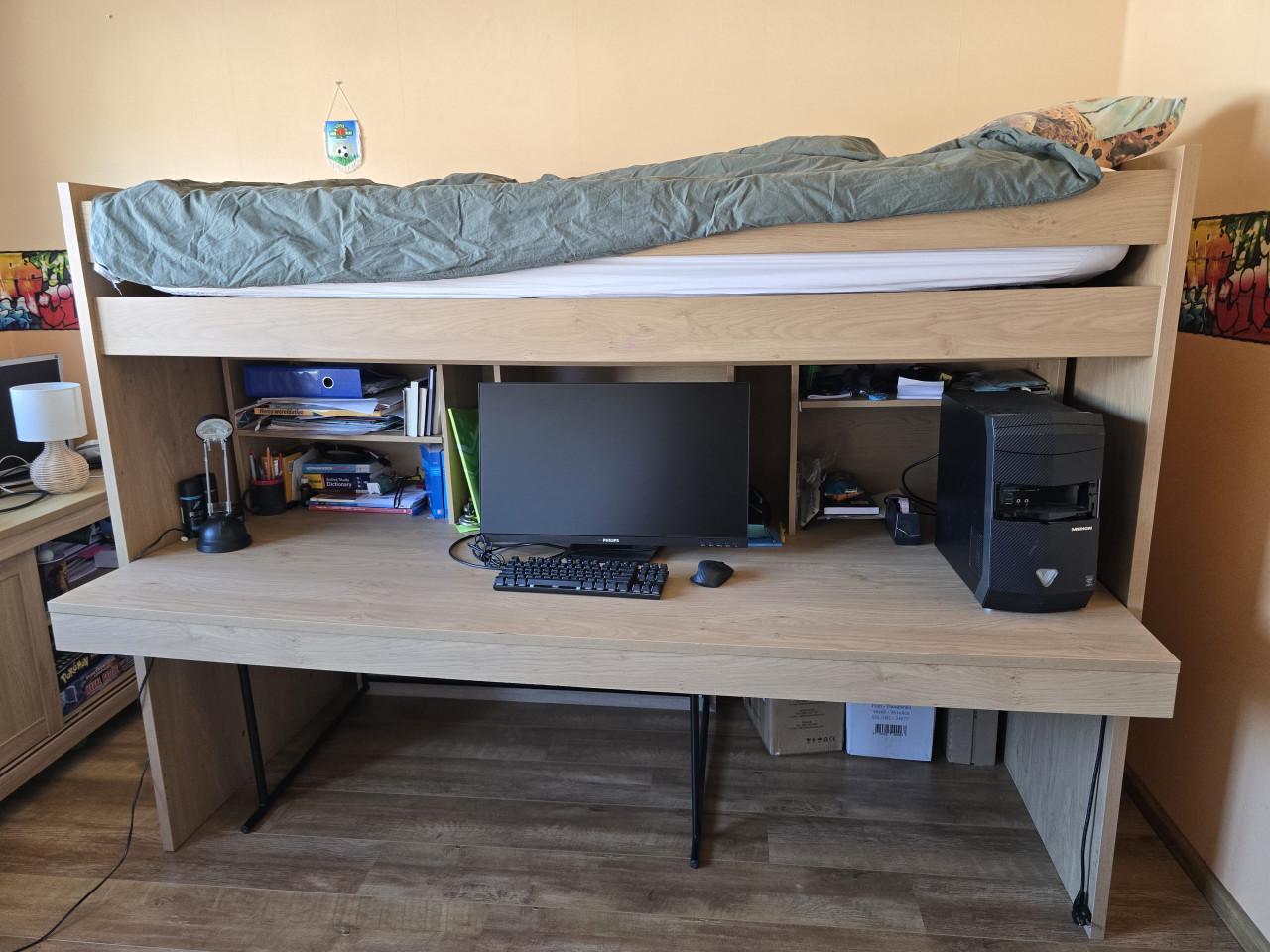 Hoogslaper met ruim bureau