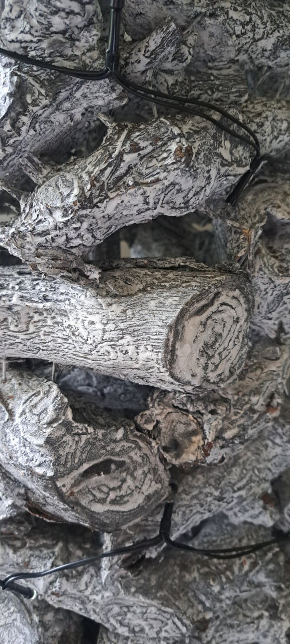 Sfeervolle houten kerstboom van massieve stammetjes.