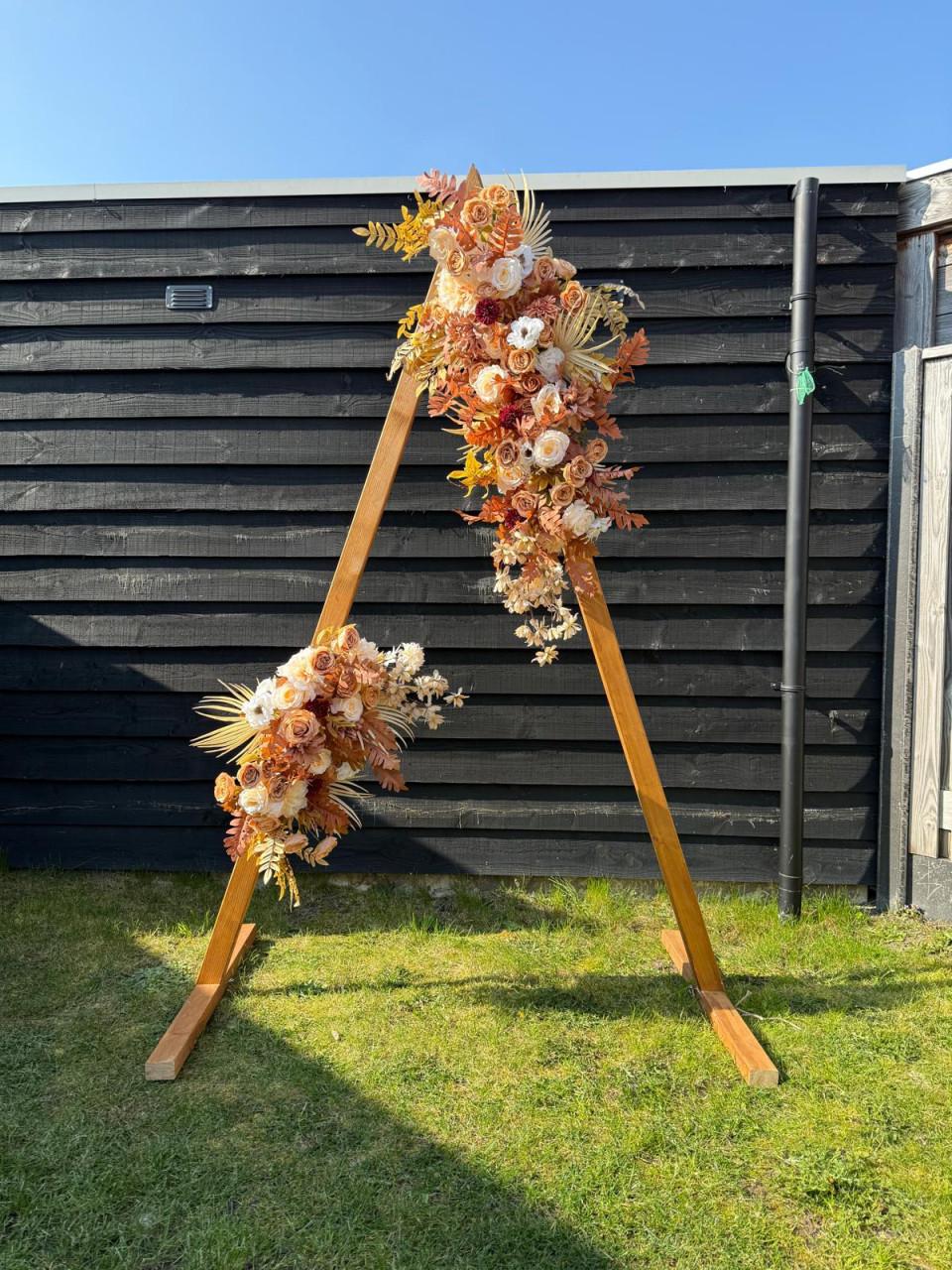 Bruiloft/feest backdrop met bloemstukken