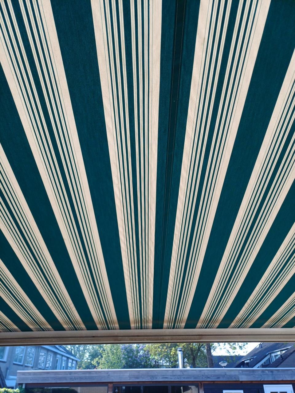 Zonnescherm elektrisch, knikarm