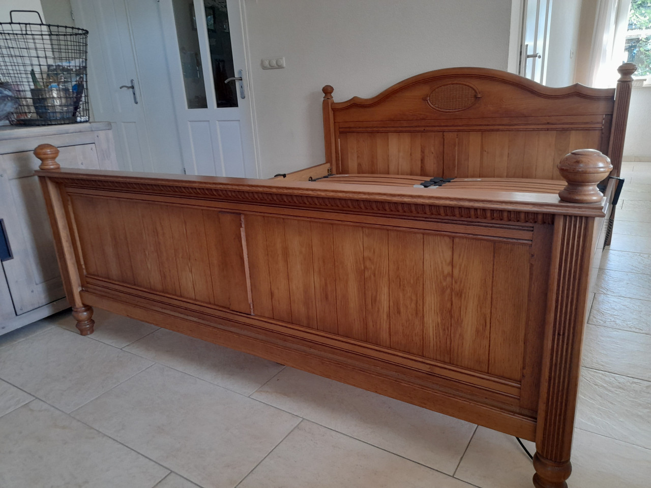 2 persoons bed met elektrisch verstelbare bodem 180 x 200 (in goede staat)