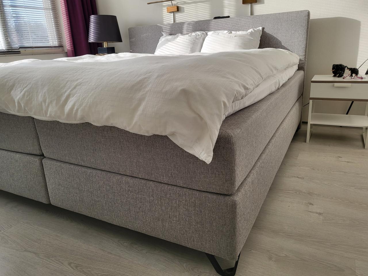 Te koop  grote boxspring Swiss Sense