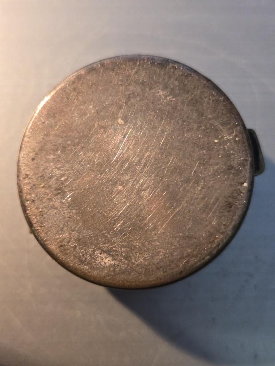 Antieke ronde zilveren snuifdoos Ø 3.5cm voorzien van schildpad(steen)