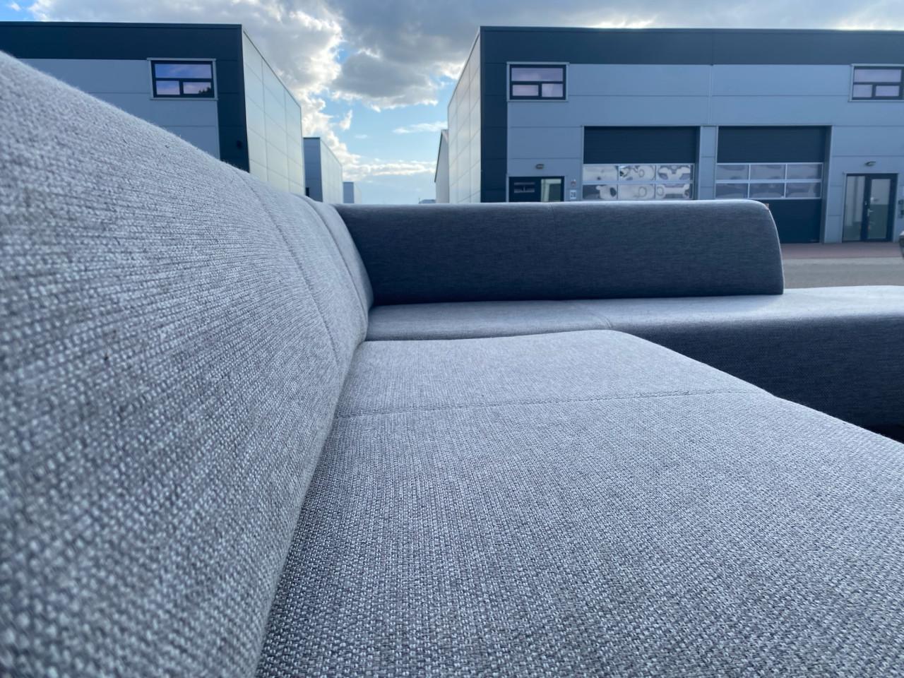 Moderne grijze stoffen hoekbank–Diep comfort–Ruime lounge–Gratis levering