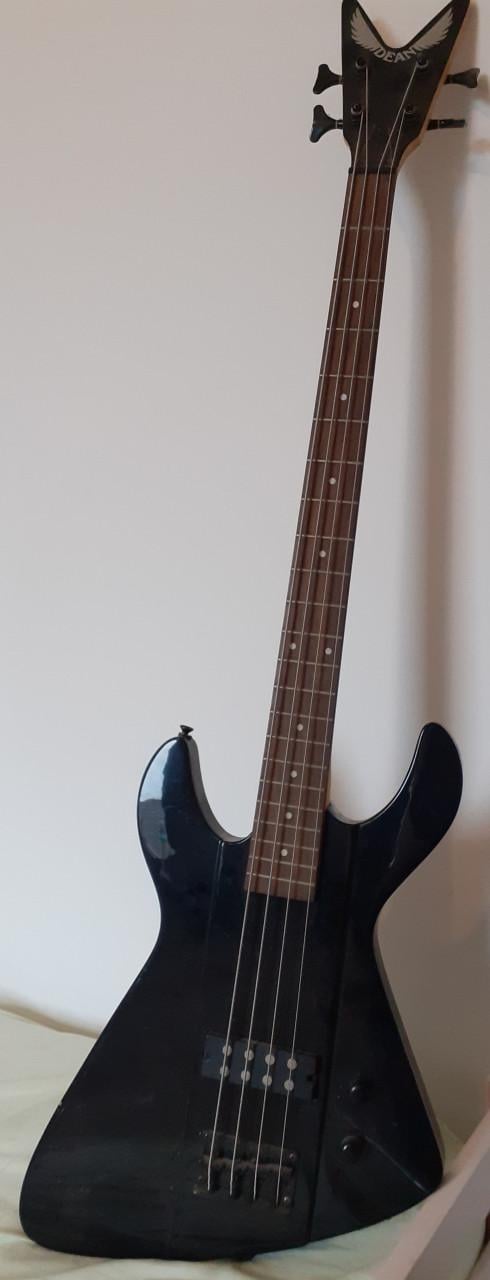 Zwarte Dean 4-snarige basgitaar