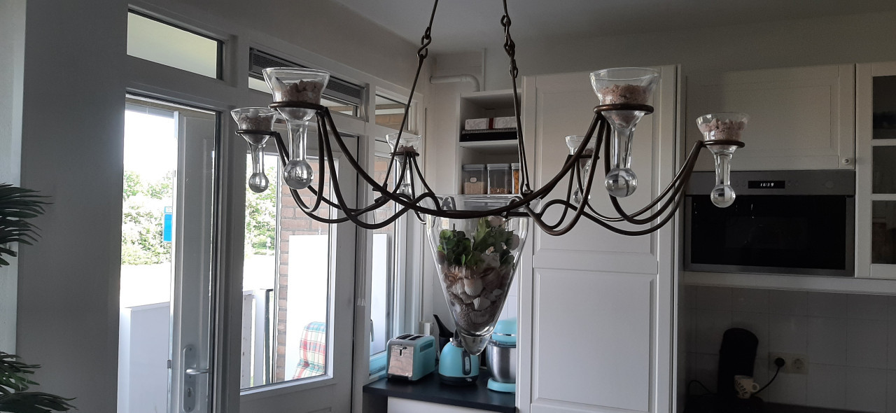 Handgemaakt ornament van glas en smeedwerk