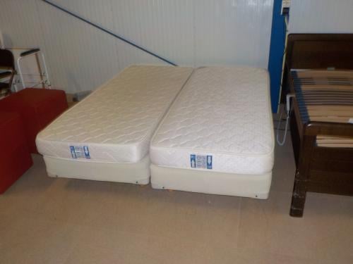 Boxspring met matras 80 x 200 cm per stuk 60 euro 2 stuks 95 euro