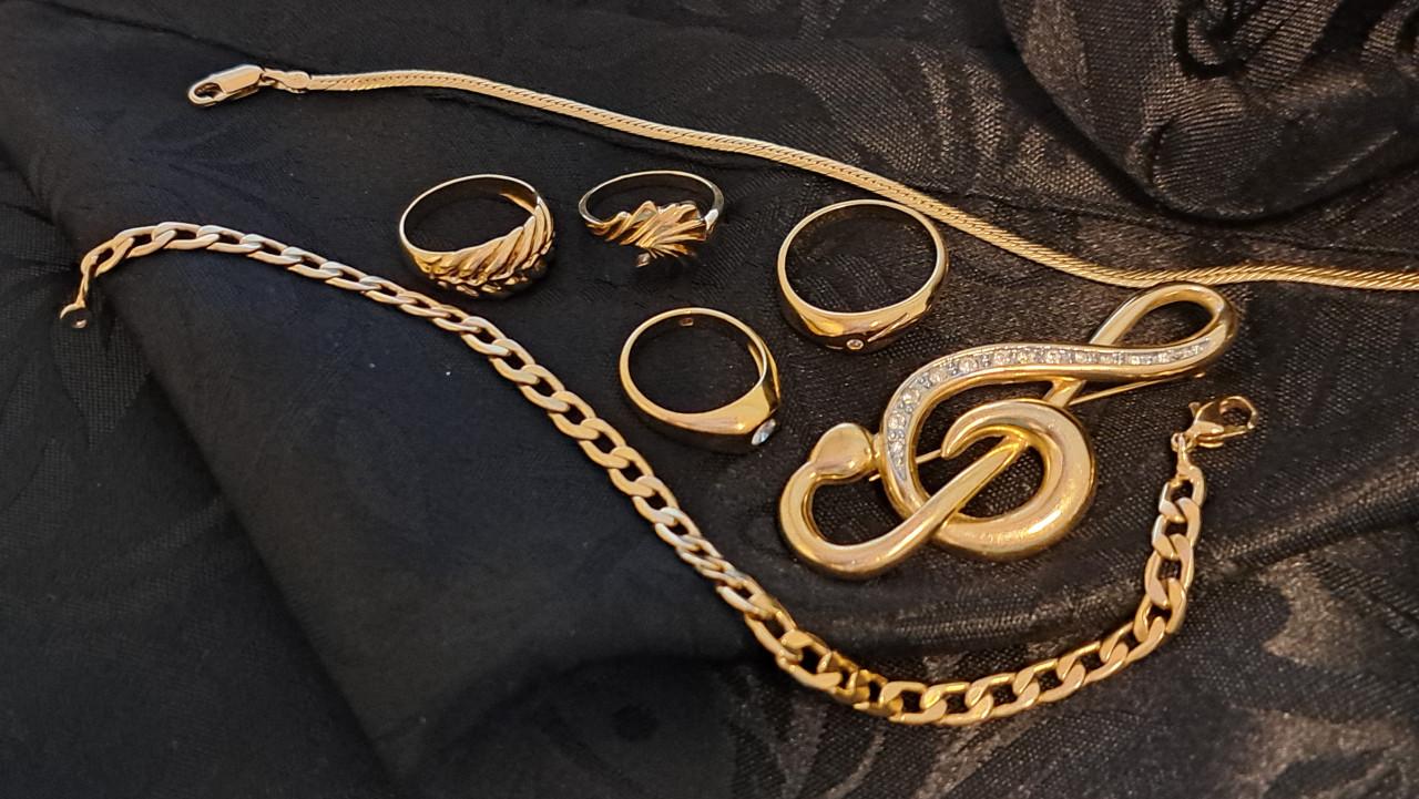 Set mooie sierraden - 4 ringen - 2 armbanden - 1 broche