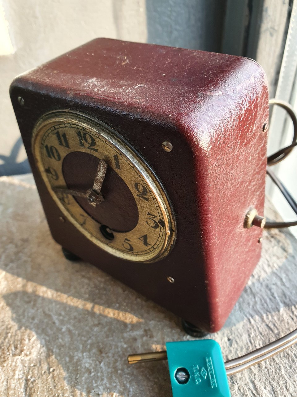 Prachtige antieke opwind-klok met electrische tijdklok....