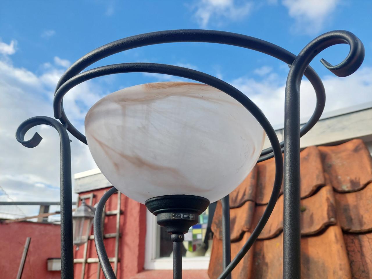 Stijlvolle vloerlamp met glazen kap