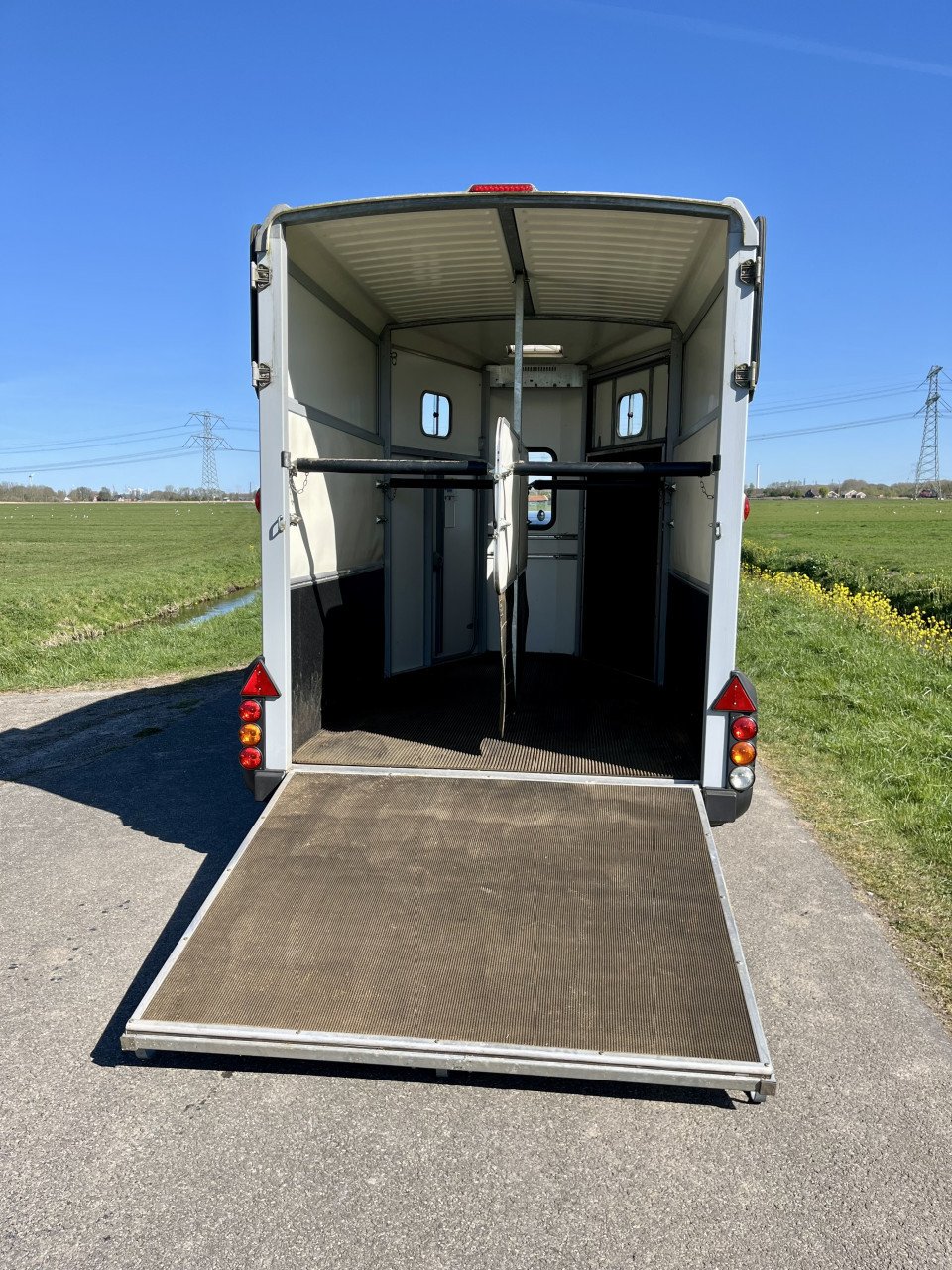 De grootste Ifor voor 2 paarden, HB511 met aluminium bodem en voorlosklep
