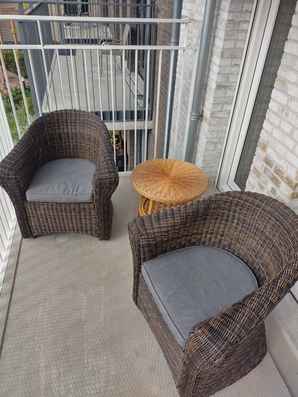 Twee comfortable rieten (buiten)stoelen